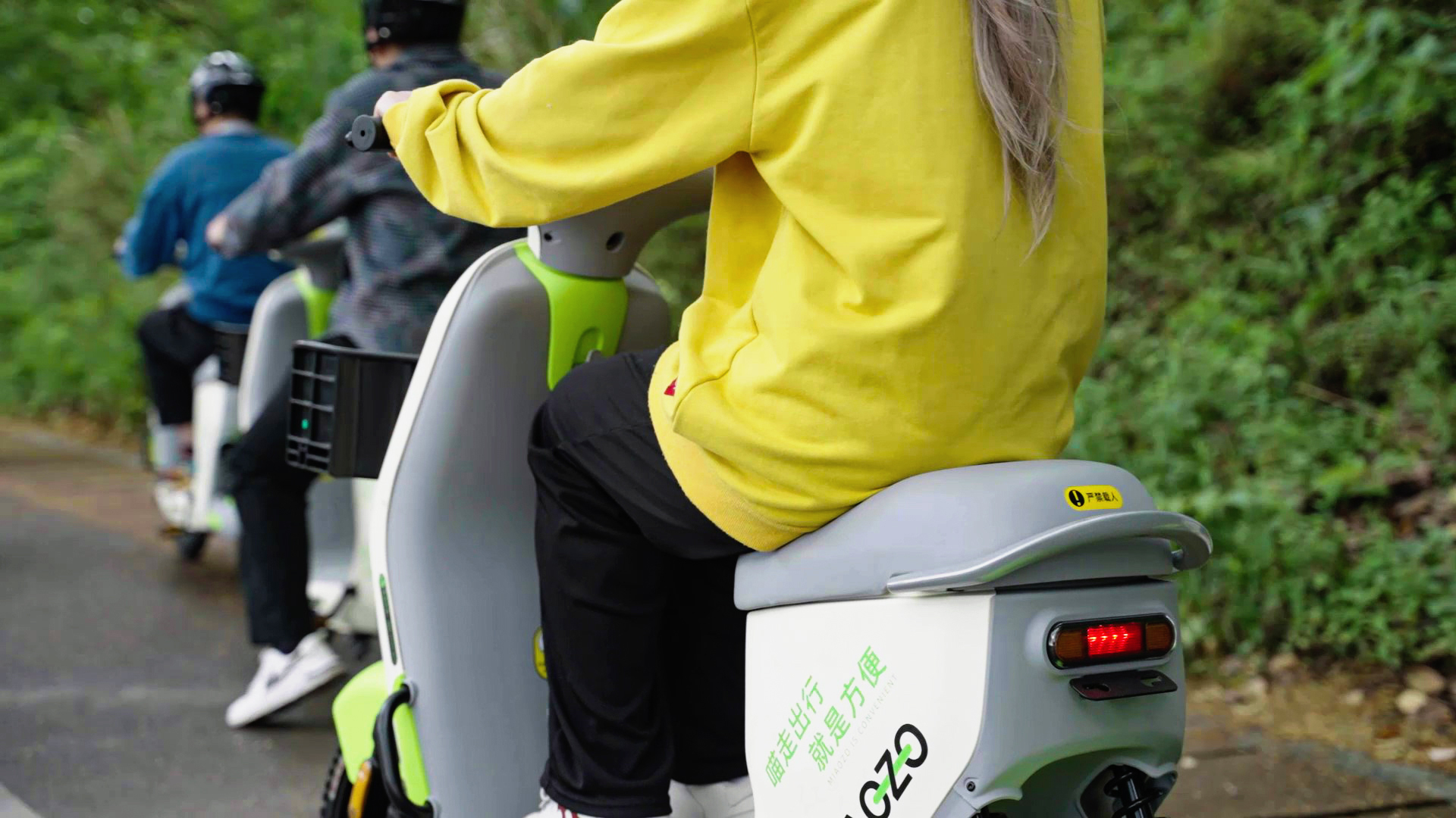 在高校騎行共享電動(dòng)車(chē) 在高校騎行共享電動(dòng)車(chē)